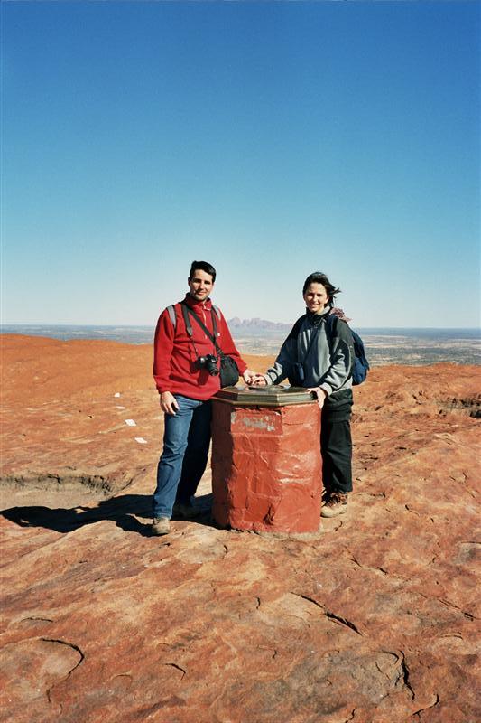 Cima de Uluru y The Olgas al fondo