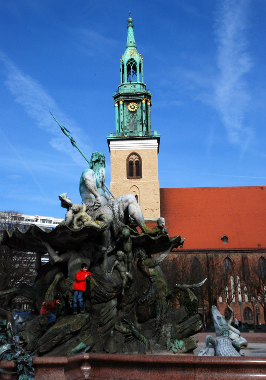 Alexanderplatz - Marienkirche y fuente de Neptuno