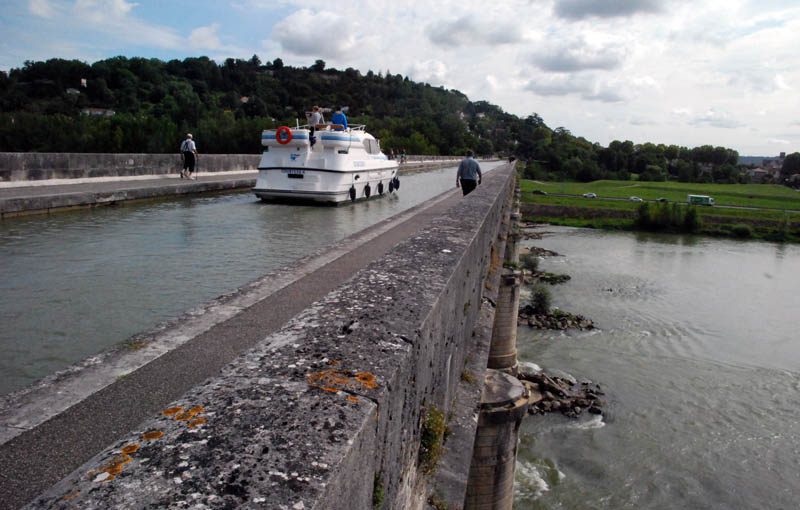 Barco cruzando el Pont-Canal d'Agen