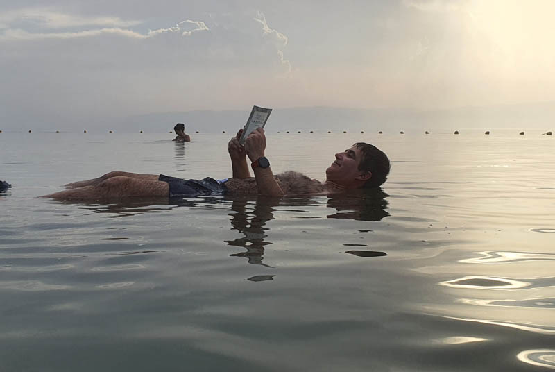 Flotando en las aguas del Mar Muerto